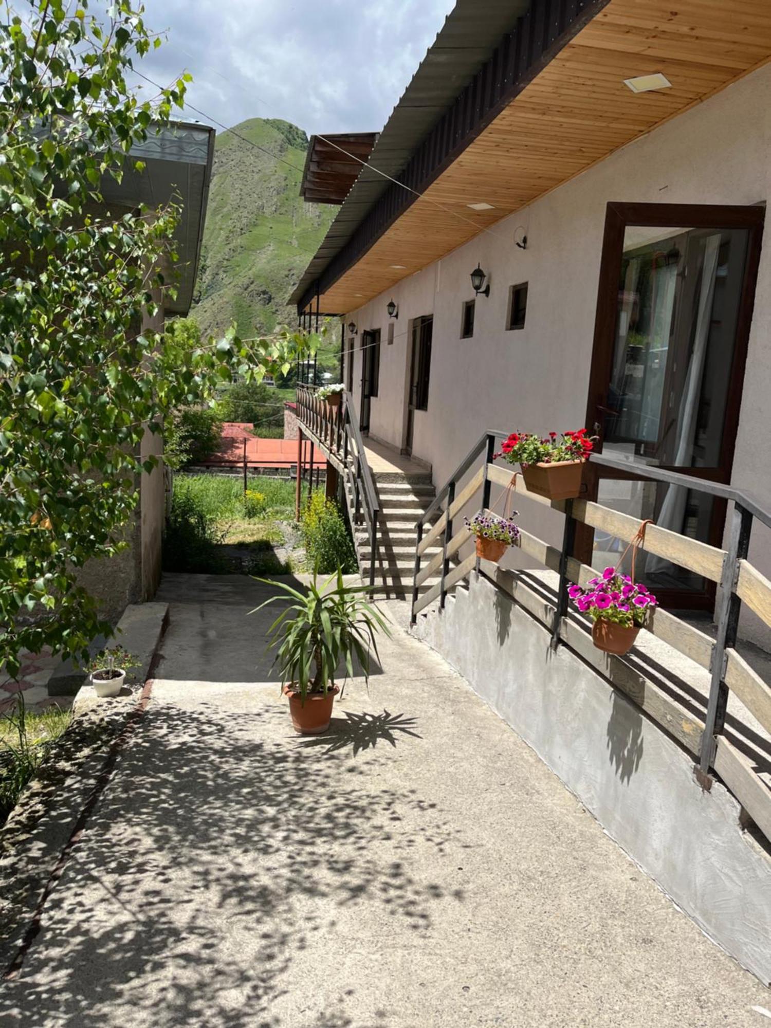Soso Burduli'S Guesthouse Казбеги Экстерьер фото